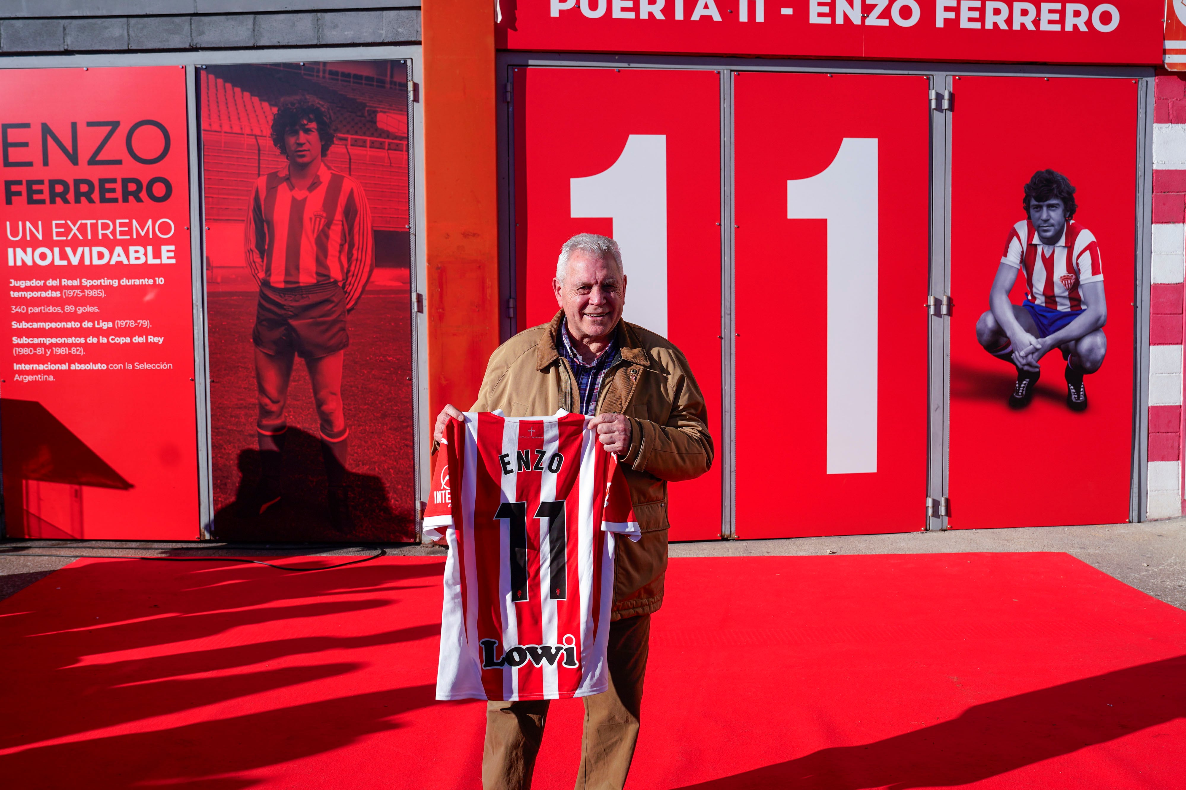 GIJON, 12/12/2024.- El exjugador argentino del Sporting de Gijón Enzo Ferrero posa durante un acto en el que el club puso su nombre a la puerta 11 del estadio de El Molinón, este jueves en Gijón. EFE/Paco Paredes
