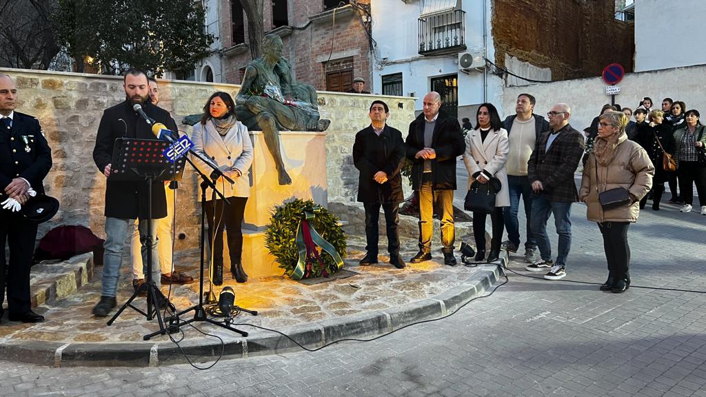 Momento de la intervención del autor, José Ángeles, en presencia de las autoridades