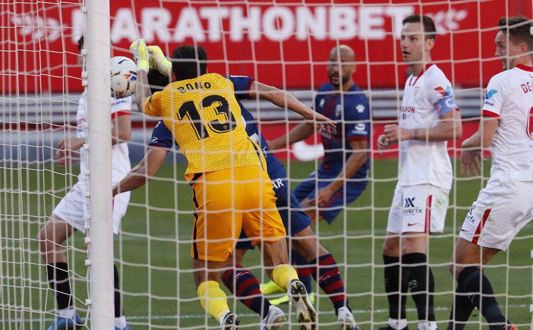 Bono fue uno de los protagonistas del partidos con dos paradas salvadoras.