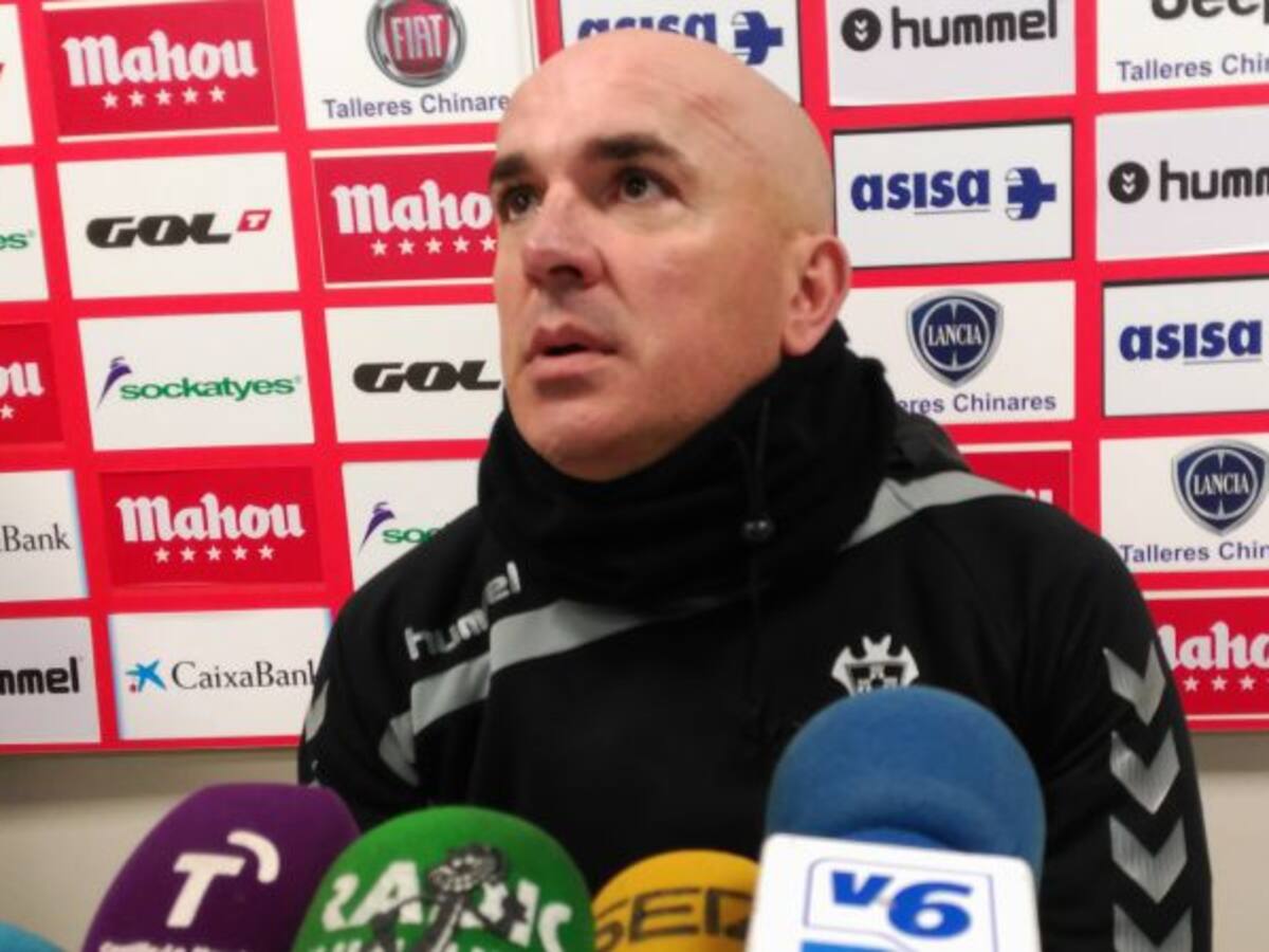 Sampedro mantiene "una duda por línea" en el once inicial
