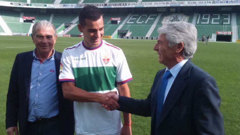 Cristaldo saluda al presidente del Elche C.F. Juan Serrano en presencia del vicepresidente José Alberola