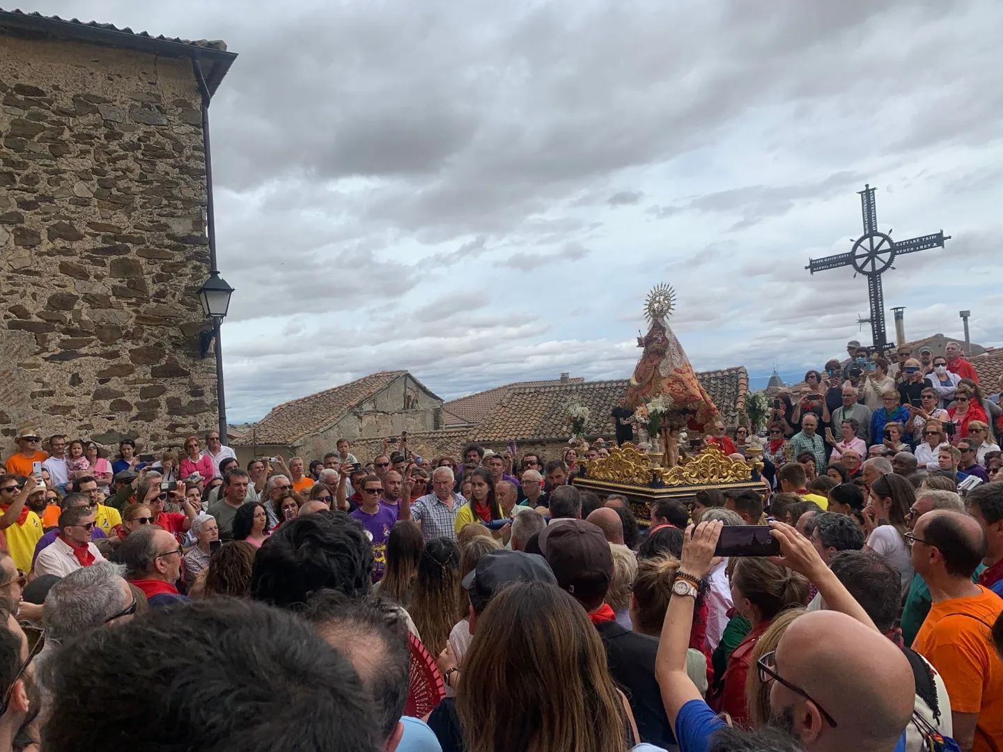 La Virgen del Castillo de Bernardos llegando a su iglesia. Fotografía : Diócesis de Segovia