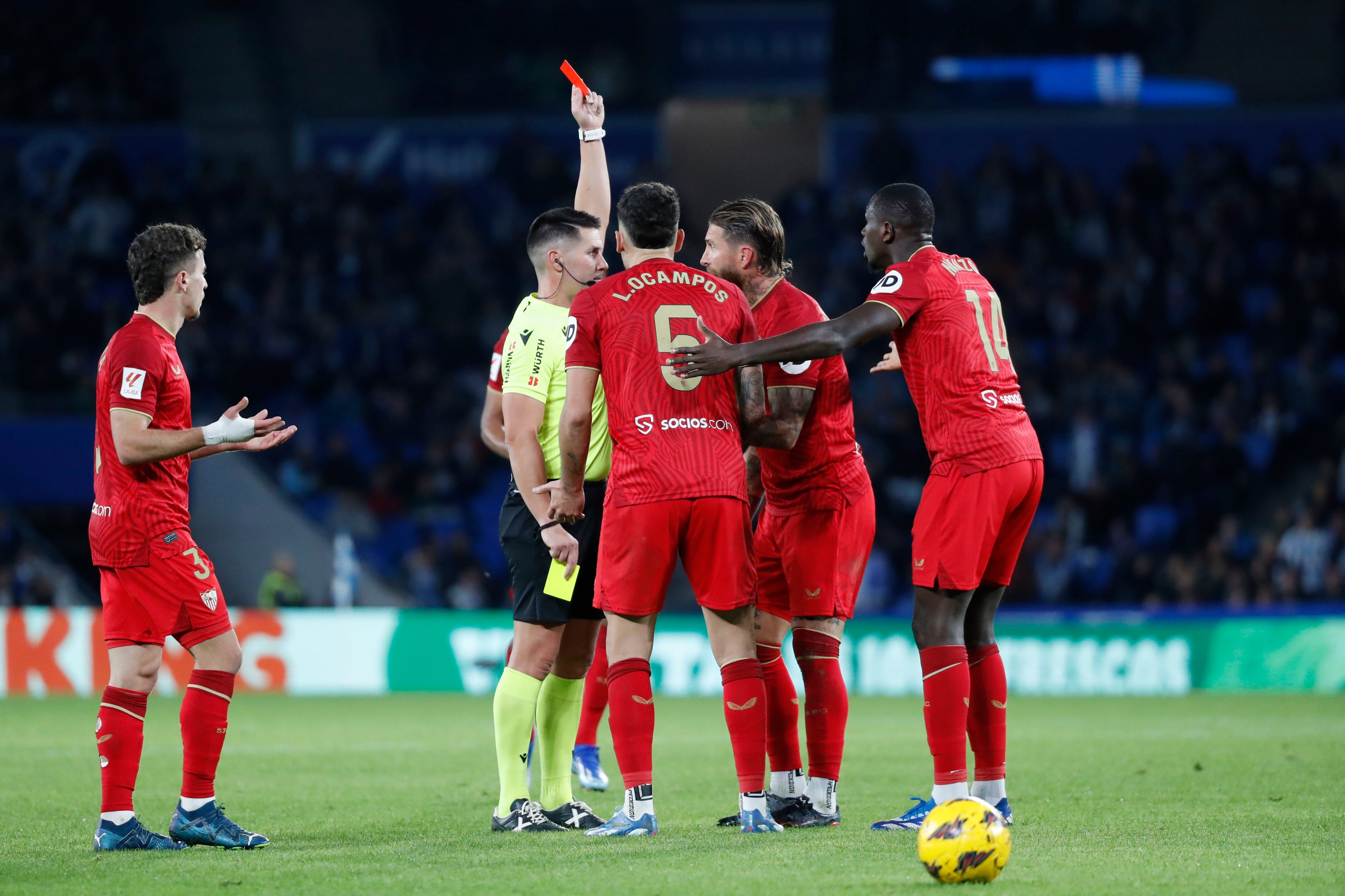 SAN SEBASTIÁN (GIPUZKOA), 26/11/2023.- El defensa del Sevilla FC Sergio Ramos (2d) recibe una tarjeta roja durante el partido de la jornada 14 de LaLiga que Real Sociedad y Sevilla FC disputan este viernes en el Reale Arena de San Sebastián. EFE/ Juan Herrero
