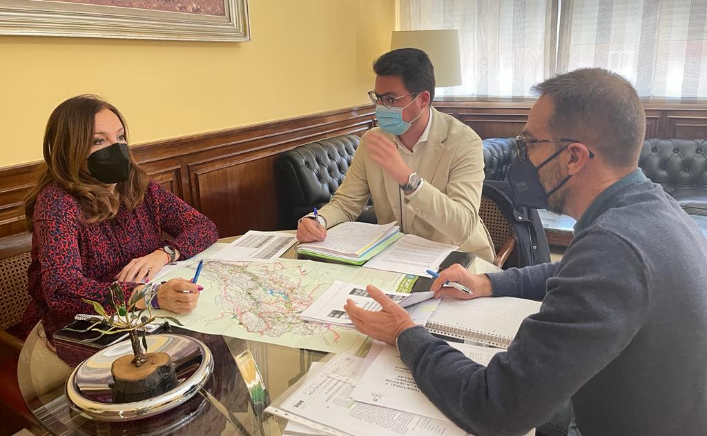 La subdelegada del Gobierno en Jaén, Catalina Madueño, junto al Diputado de Turismo, Francisco Javier Lozano, y un técnico durante una reunión