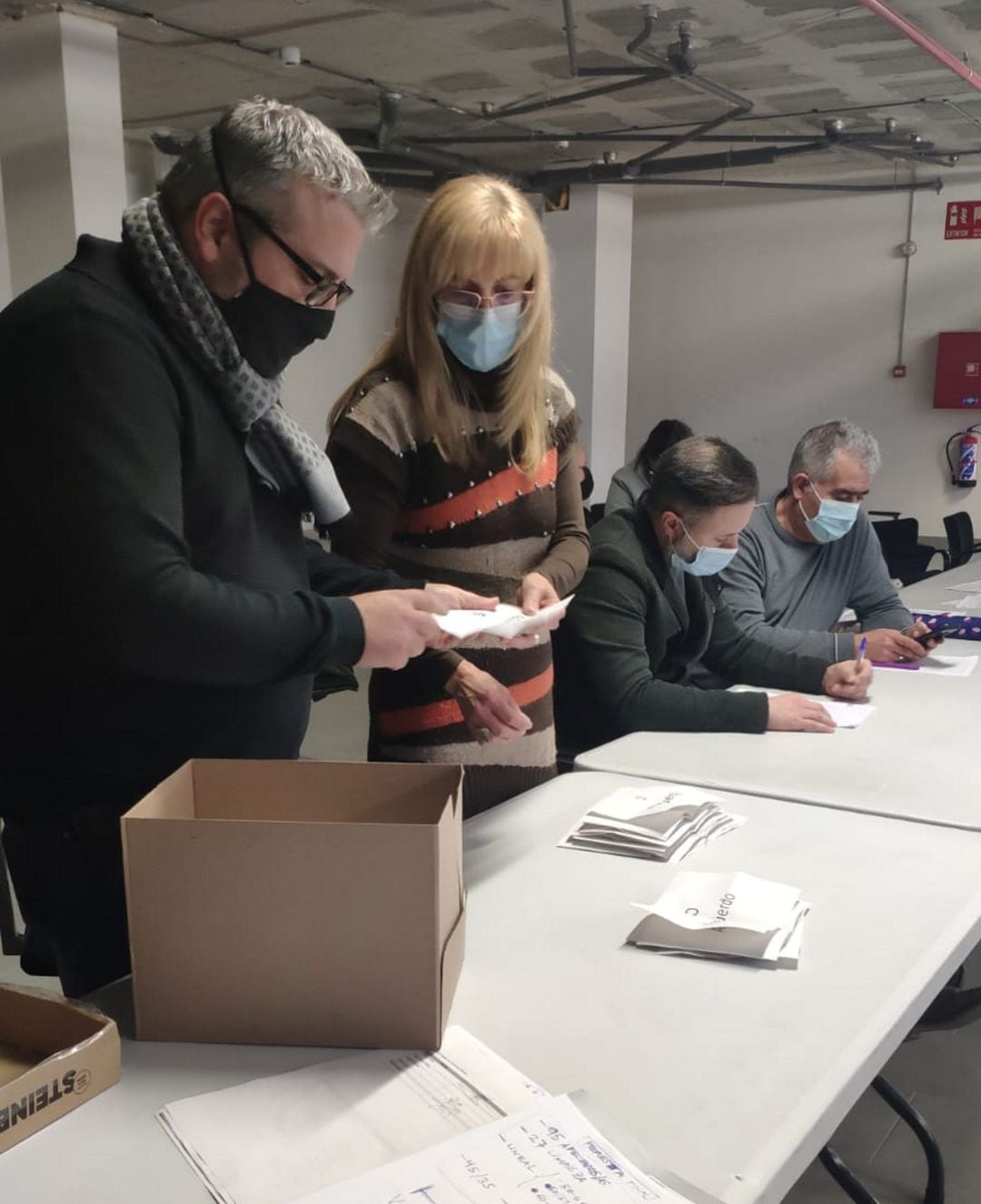 Recuento de votos en la planta de Grifols en Las Torres de Cotillas