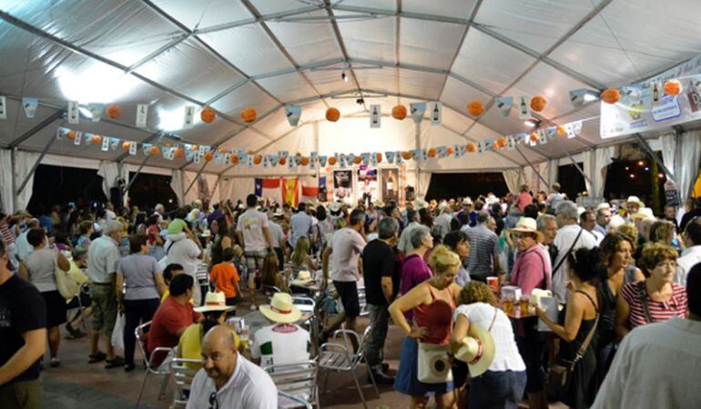 En la carpa municipal de cualquier fiestas siempre hay diversión