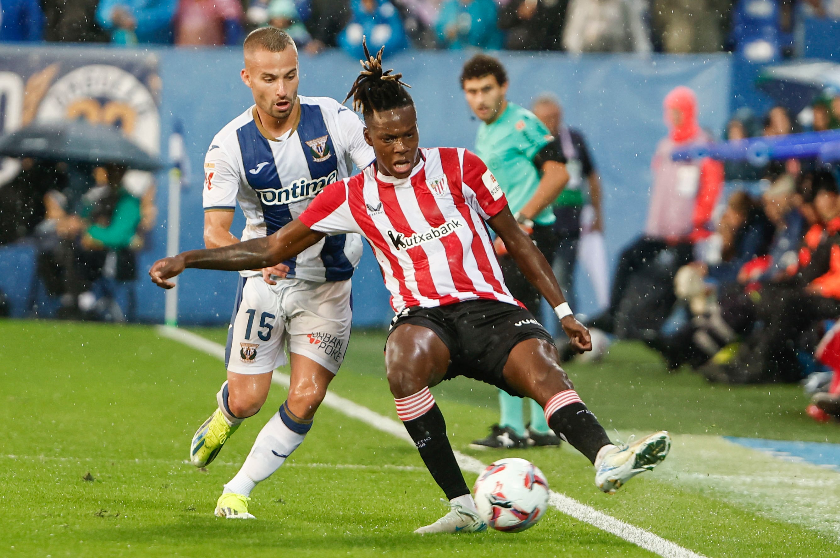 El defensa del Leganés Enric Franquesa (i) disputa un balón ante el delantero Nico Williams del Athletic Club durante el partido de la jornada 7 de LaLiga EA Sports, entre el Leganés y el Athletic