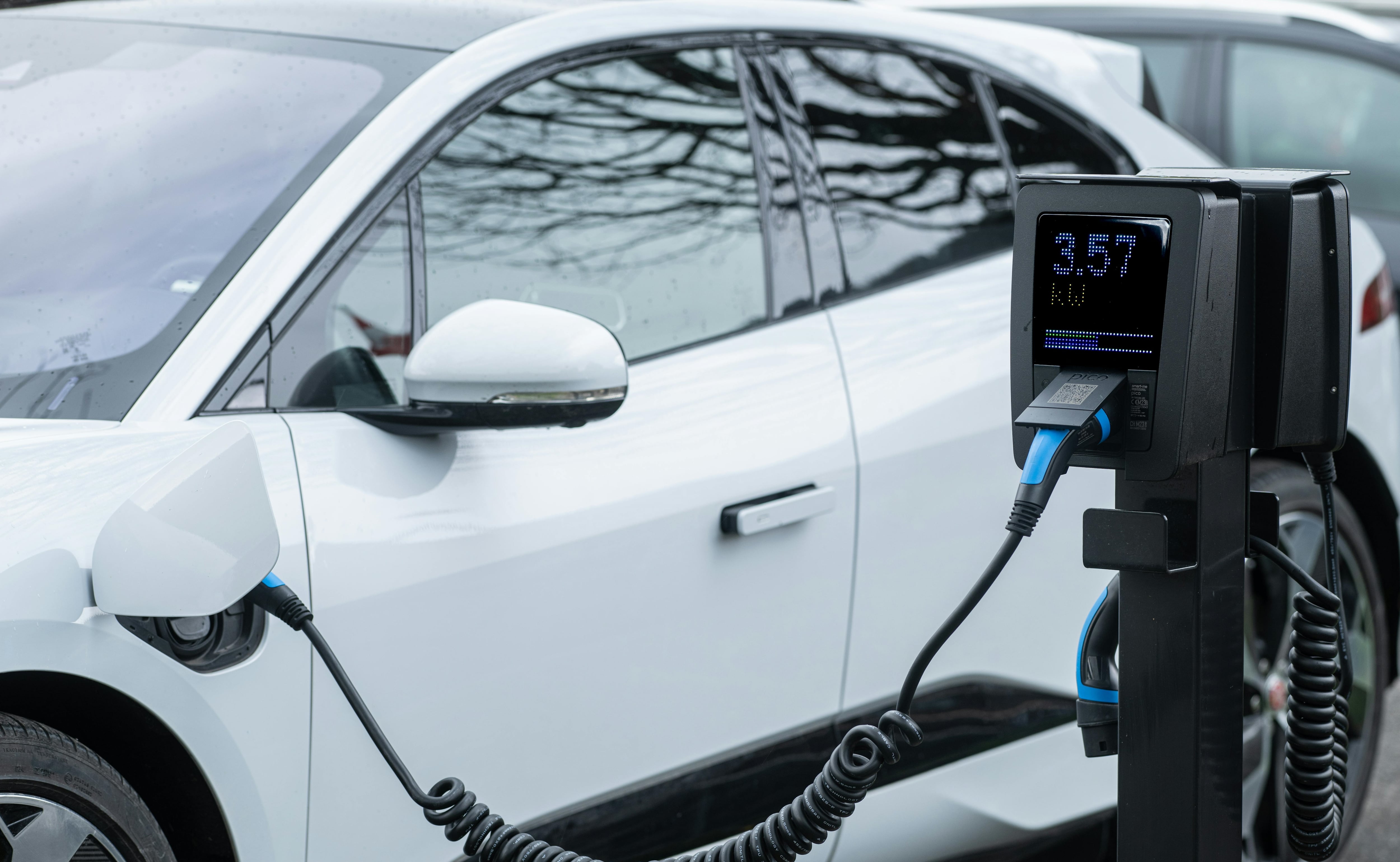 La Diputación de Zaragoza lanza el proyecto para instalar cargadores de coche eléctrico en todos los municipios de la provincia.