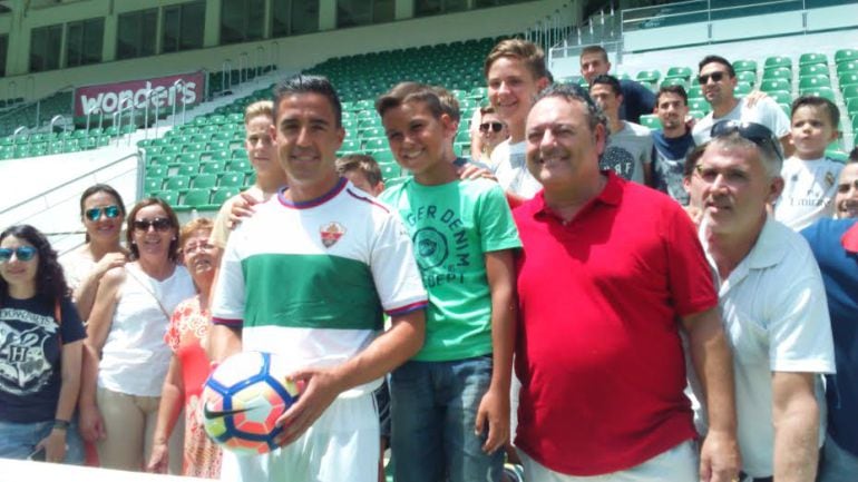 Pedro posa en el Martínez Valero con aficionados del Elche C.F. familiares y amigos