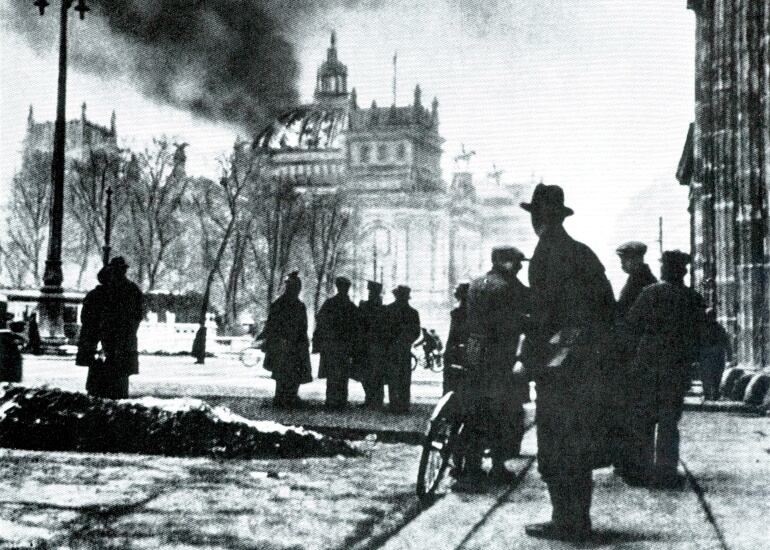 Un grupo de ciudadanos contemplan el Reichstag en llamas