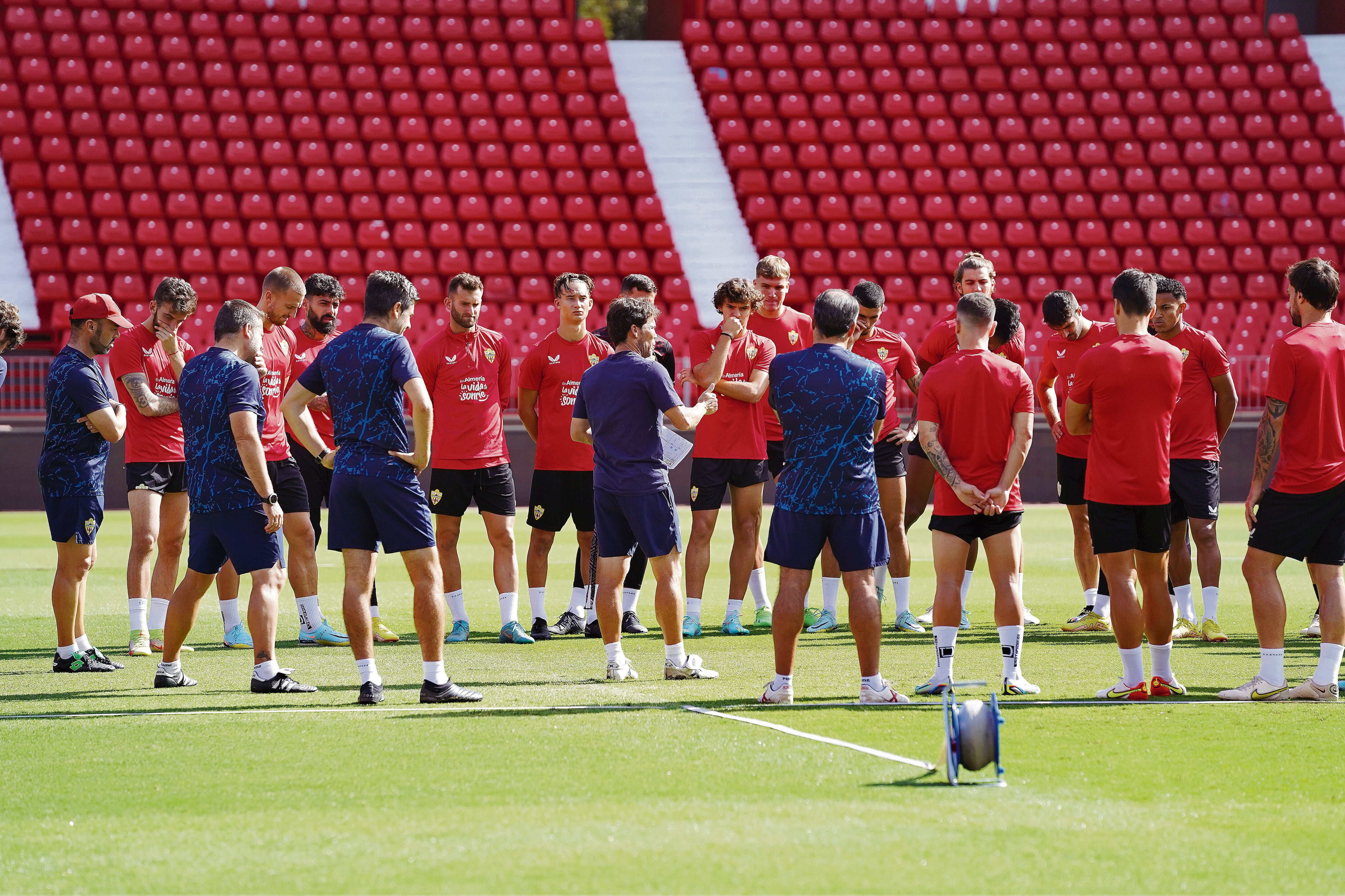 La plantilla rojiblanca vuelve de Barcelona con deberes.