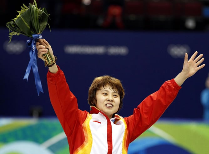 La patinadora de velocidad china, Wang Meng, que con cuatro oros olímpicos es la más laureada deportista del país en disciplinas de invierno, ha sido expulsada del equipo nacional por protagonizar una pelea con su entrenadora, Wang Chunlu, bajo los efecto