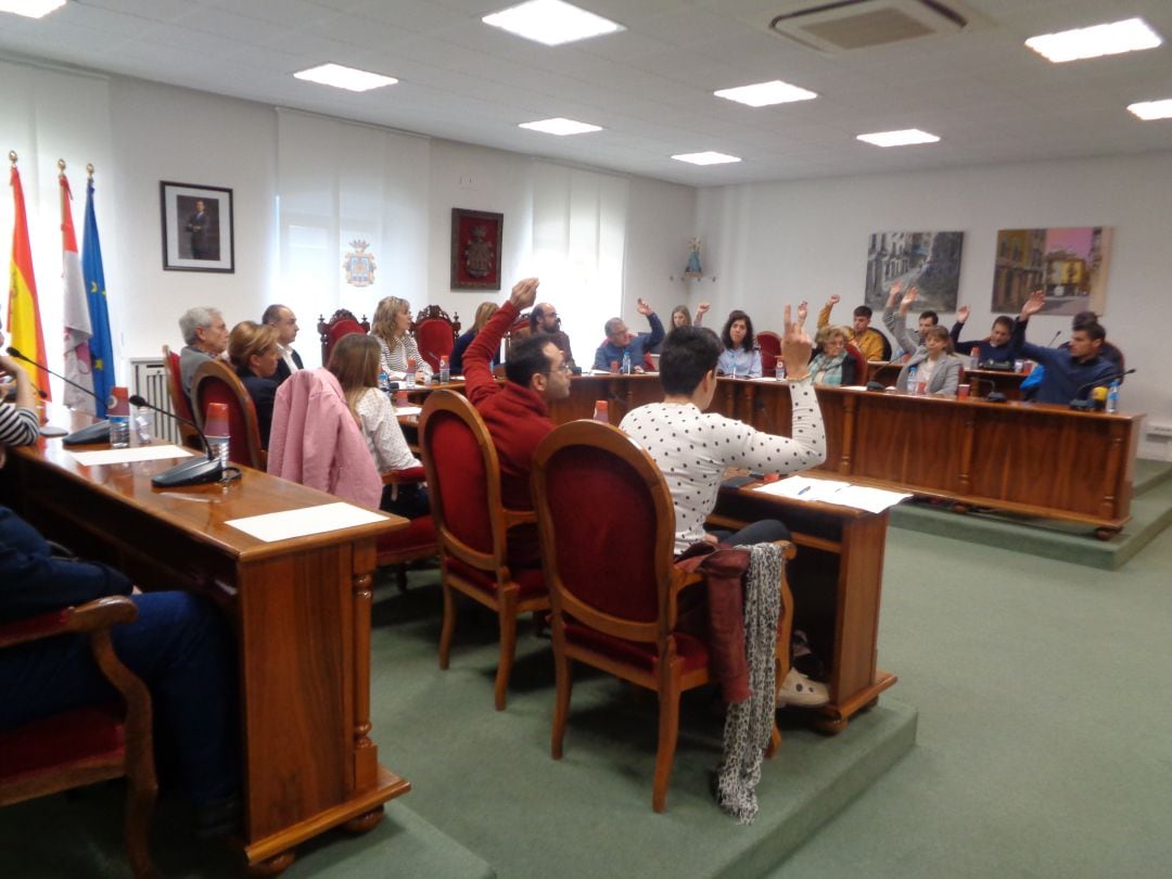 El acuerdo salió con las abstenciones de PSOE, SSPA, IU y Sergio Ortega