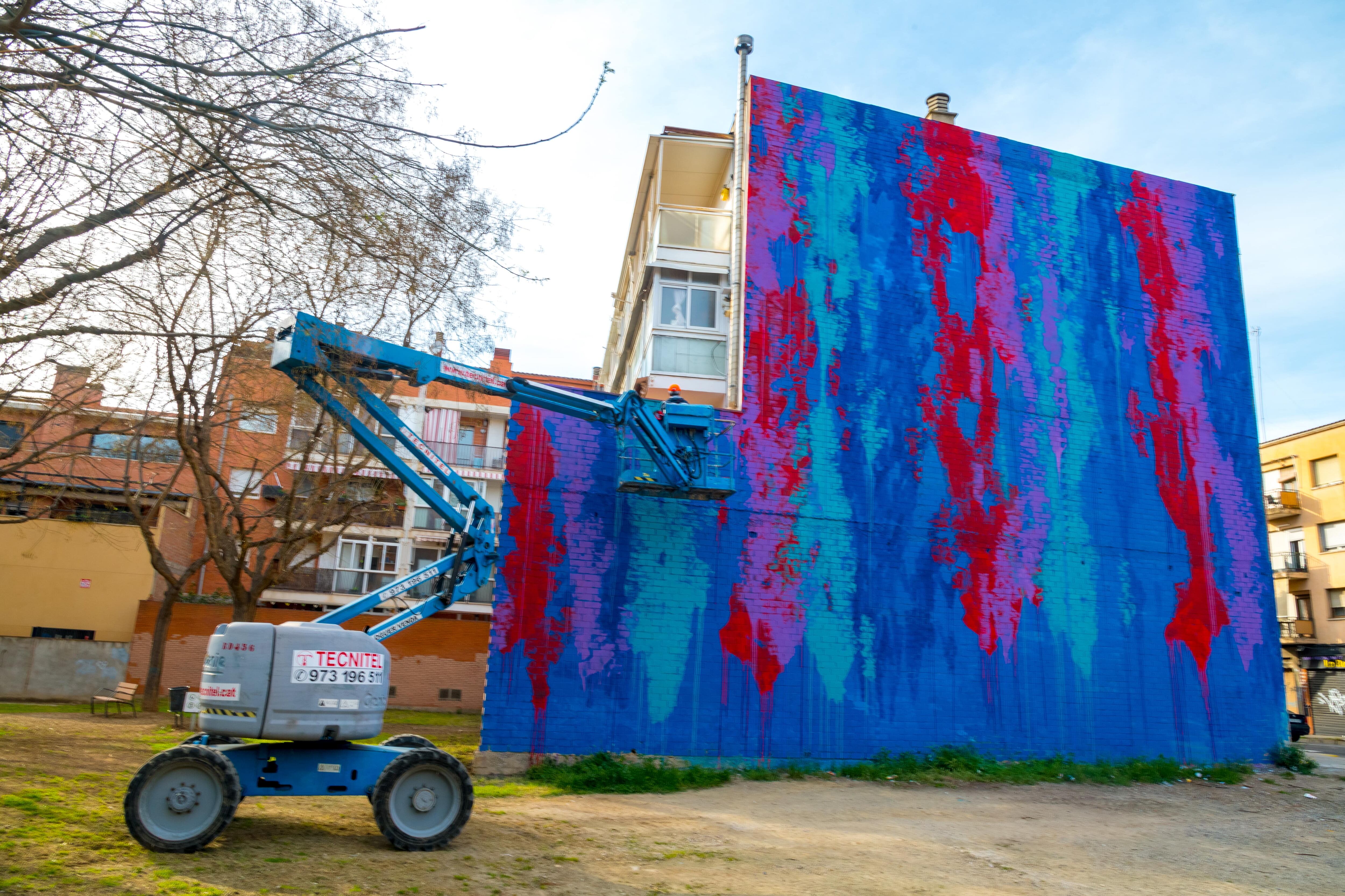 Un dels murals que s'estan pintant a la Bordeta, en aquesta edició del Lleida _potFest. Un dels 4 que es fan en aquest barri serà interactiu.