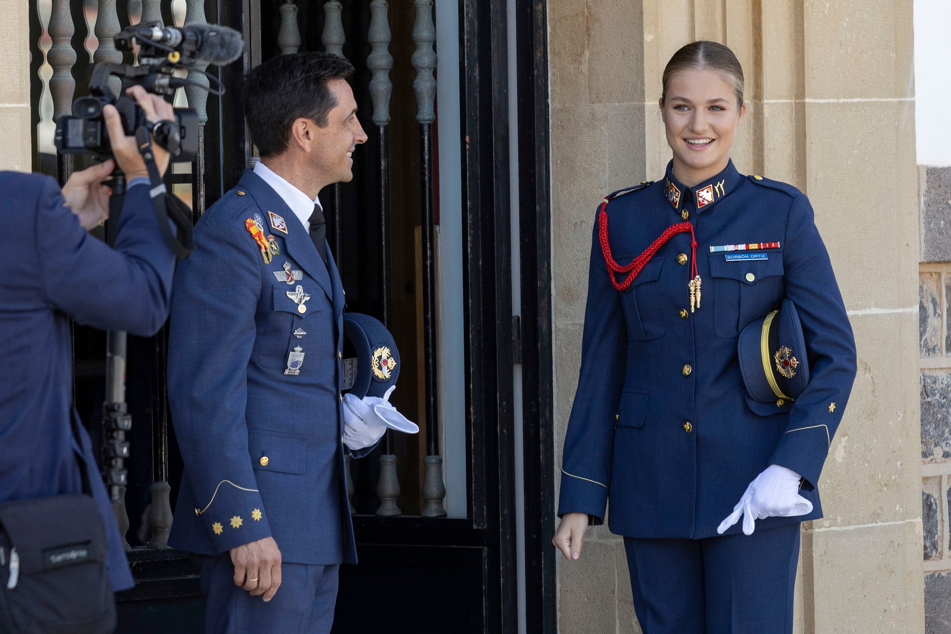 La princesa Leonor (d), acompañada por al coronel director de la Academia General del Aire de San Javier (AGA), Luis González Asenjo (i), este lunes primer día de su incorporación a la Academia General del Aire de San Javier para culminar su formación militar en la Academia General del Aire y del Espacio, donde ha tenido su primer contacto con el avión de formación Pilatus PC 21, tras conocer las instalaciones del centro, a sus compañeras de camareta y su instructor de vuelo. EFE/Marcial Guillén