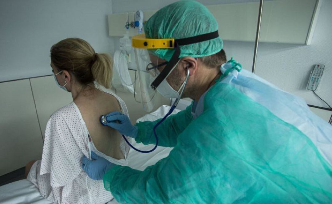 Sanitario y paciente en hospital