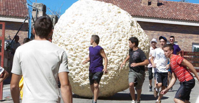 Los vecinos de Matalpino participando en el &quot;boloencierro&quot;