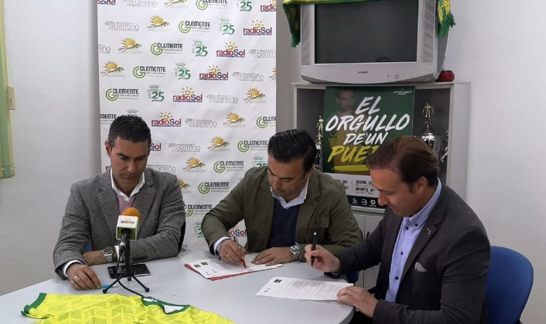 Álvaro Moya (d), en una reunión reciente con dirigentes del PP barreño.