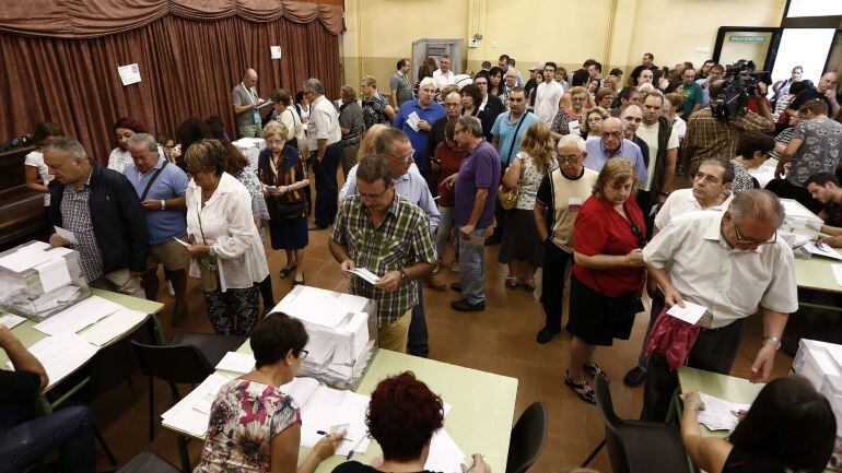 GRA126 BARCELONA, 27/09/2015.- Votaciones en un colegio electoral de Barcelona para las elecciones al Parlamento catalán del 27S. Más de 5,5 millones de ciudadanos están llamados a votar en las catalanas del 27S, la jornada electoral más decisiva y enconada de los últimos tiempos en Cataluña por el carácter plebiscitario que le han querido dar las fuerzas independentistas, y que se celebran a sólo 3 meses de las generales. EFE/Jesús Diges