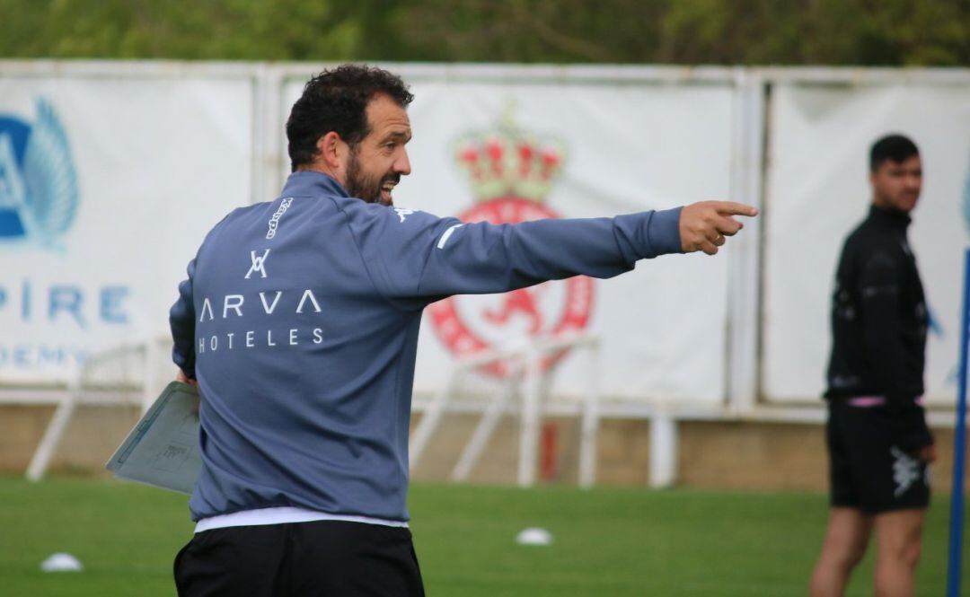 El nuevo entrenador de la Cultural, durante una de las sesiones de la semana