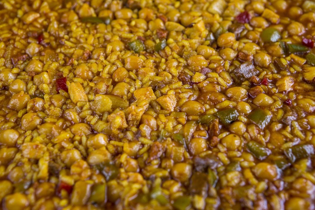 Paella de Madrid, el nuevo plato de La Cruz Blanca de Vallecas.