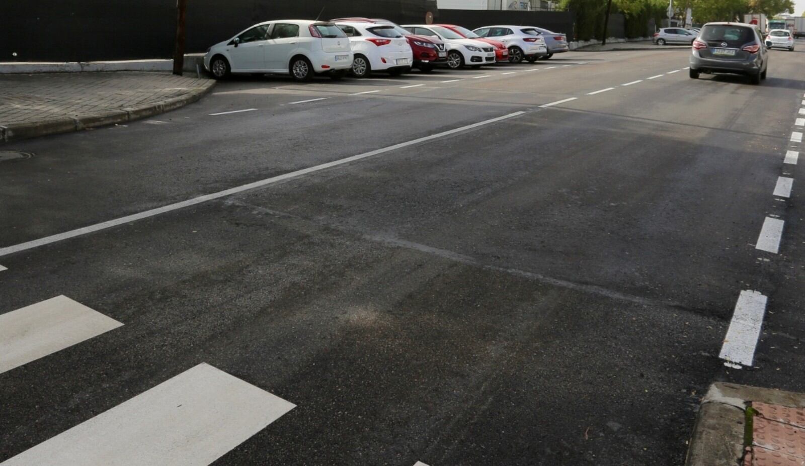 Calle asfaltada en zona industrial de Coslada