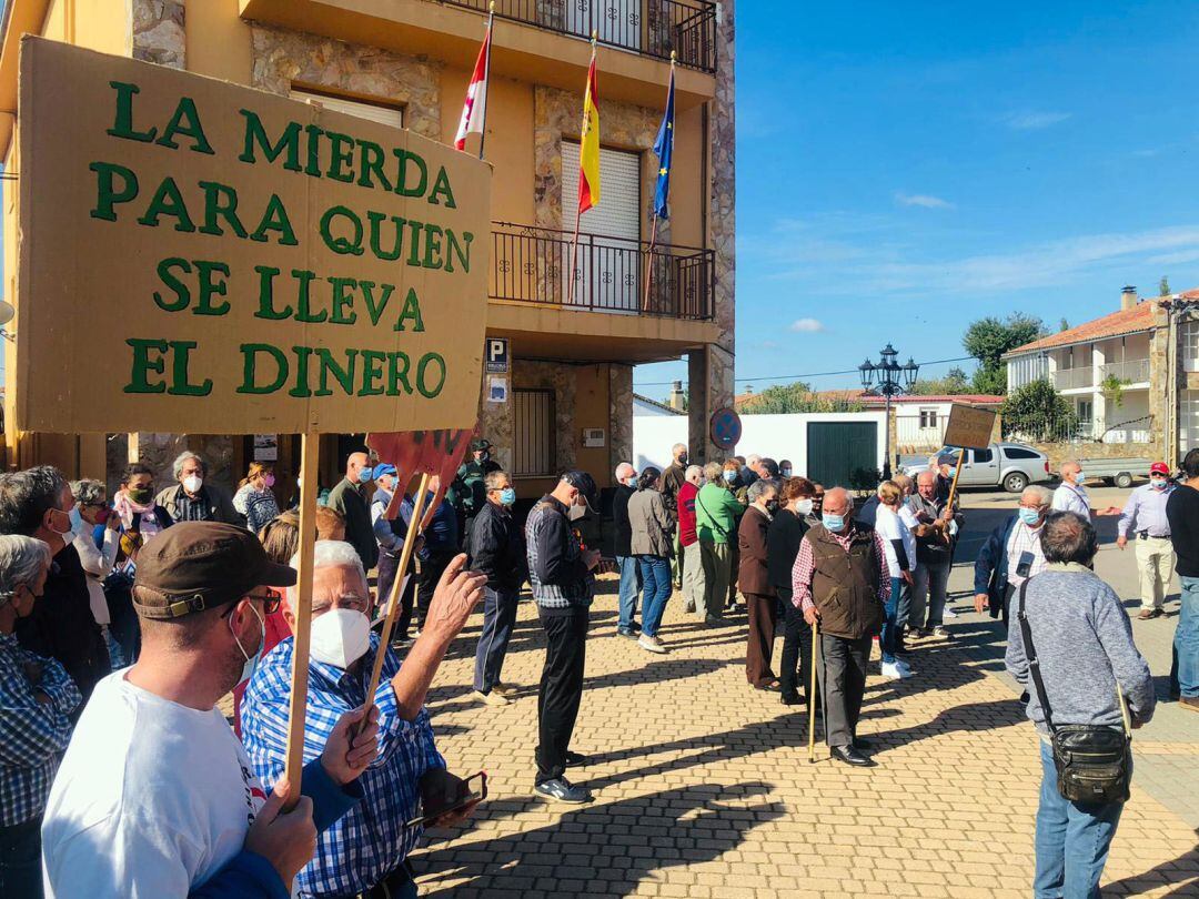 Concentración de vecinos en contra de las macrogranjas