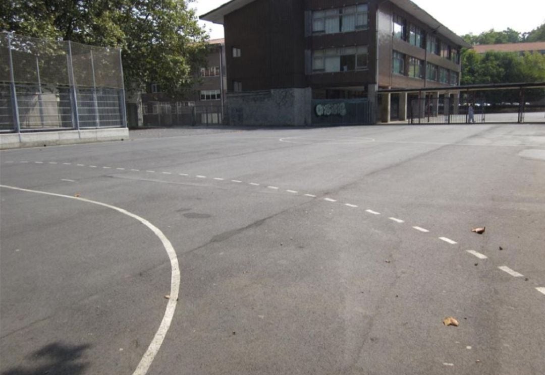  La Policía Local de Getxo ha sorprendido a más de 80 jóvenes consumiendo bebidas alcohólicas en el interior del patio de un colegio situado en el barrio de Romo y ha denunciado a 13 de ellos.