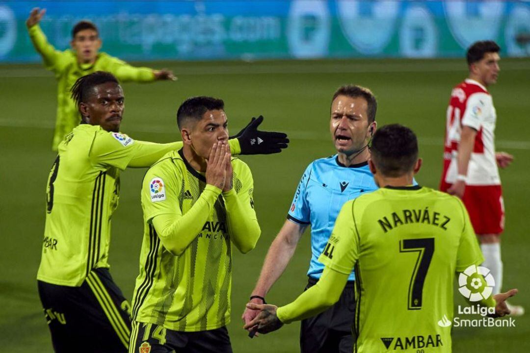Los jugadores del Real Zaragoza le recriminan una acción del partido al colegiado