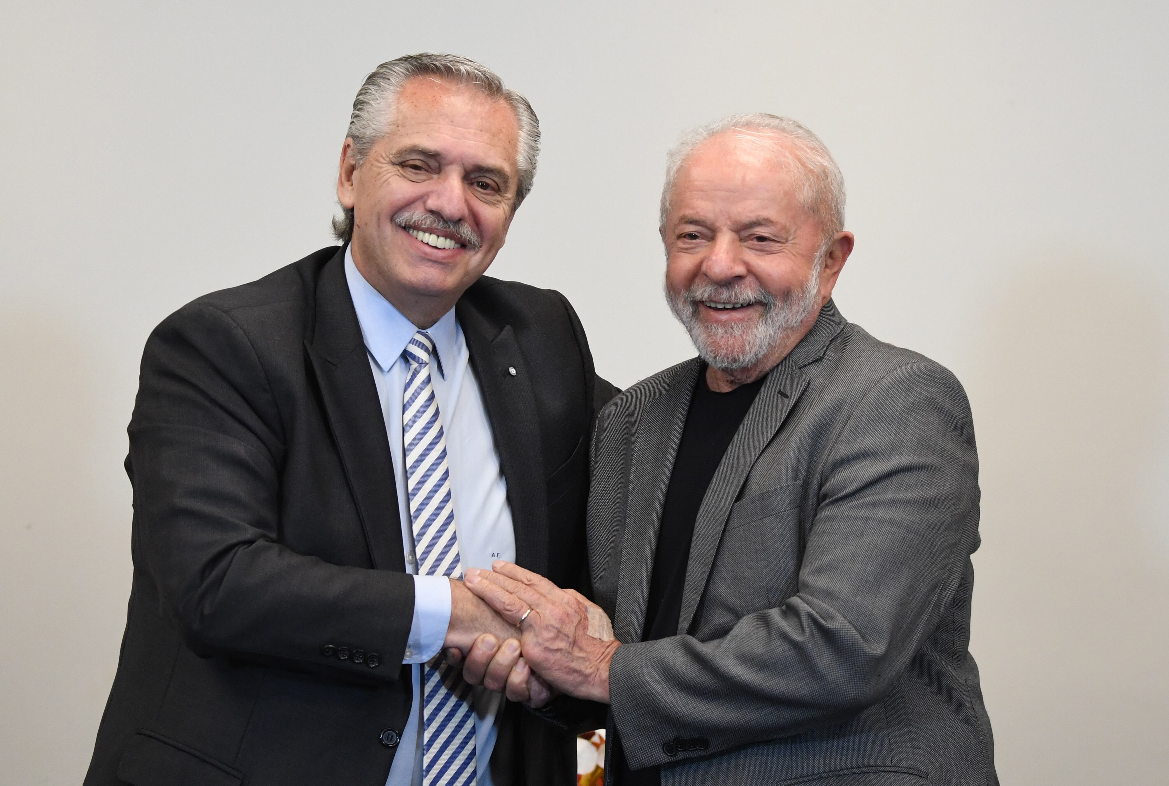 El presidente la República Argentina, Alberto Fernández, estrecha la mano al mandatario de Brasil, Lula Da Silva