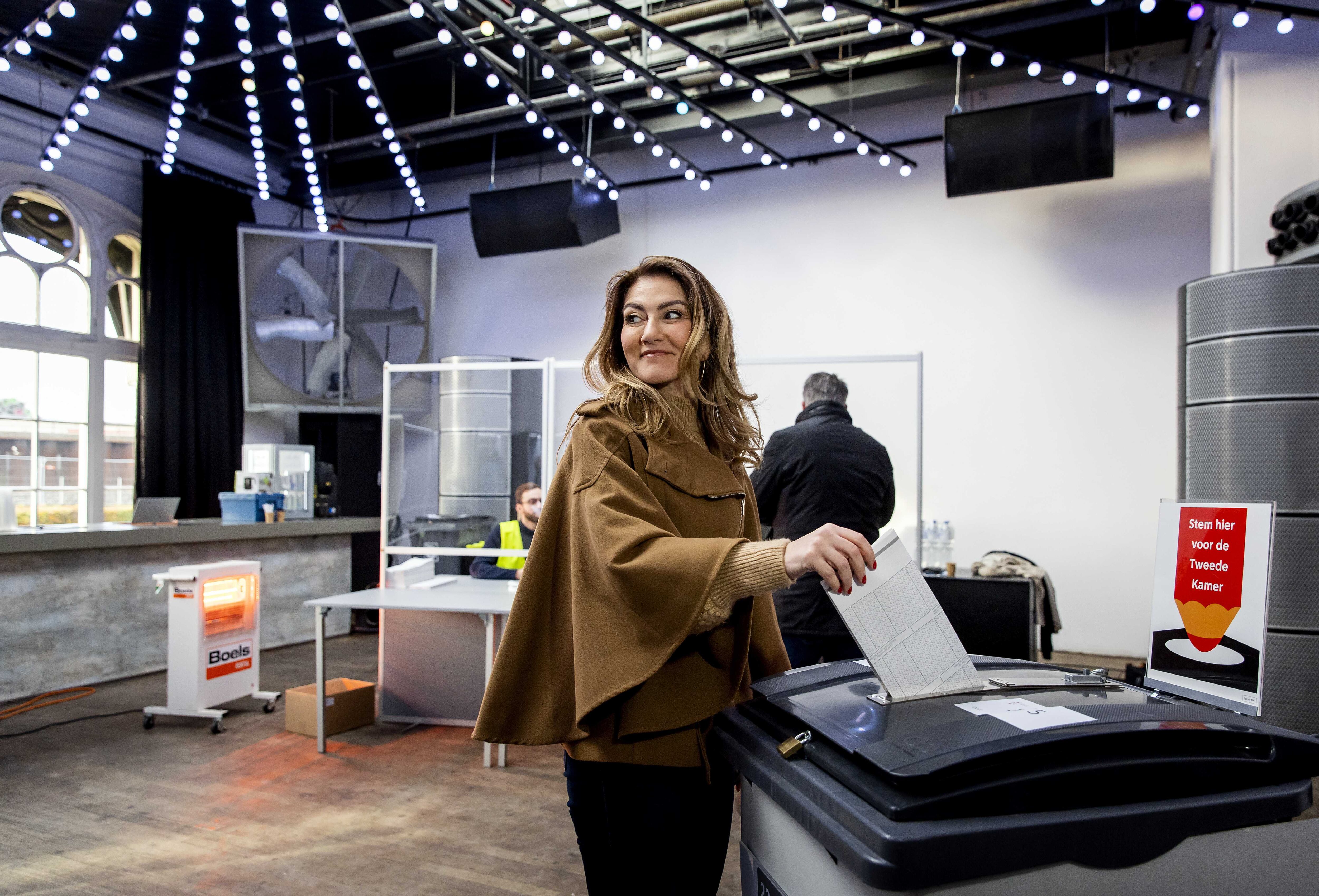 Dilan Yesilgoz, esta mañana durante su votación. (Elecciones, Países Bajos; Holanda) EFE/EPA/KOEN VAN WEEL