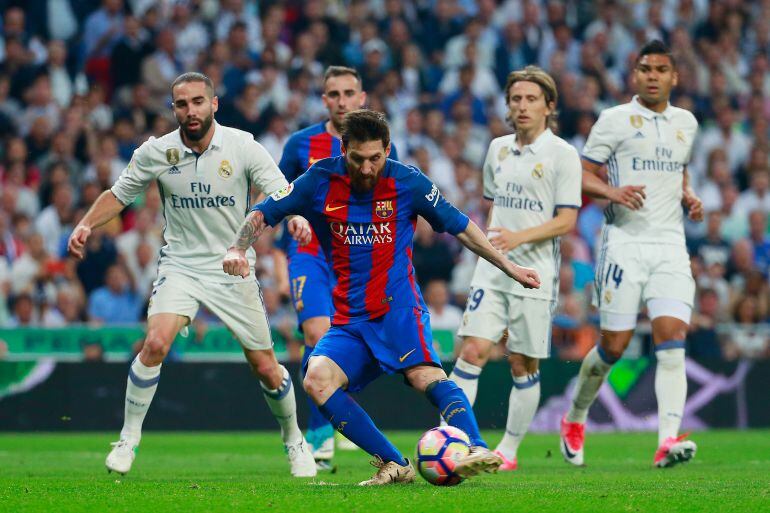 Messi, rodeado de jugadores del Madrid en el último Clásico