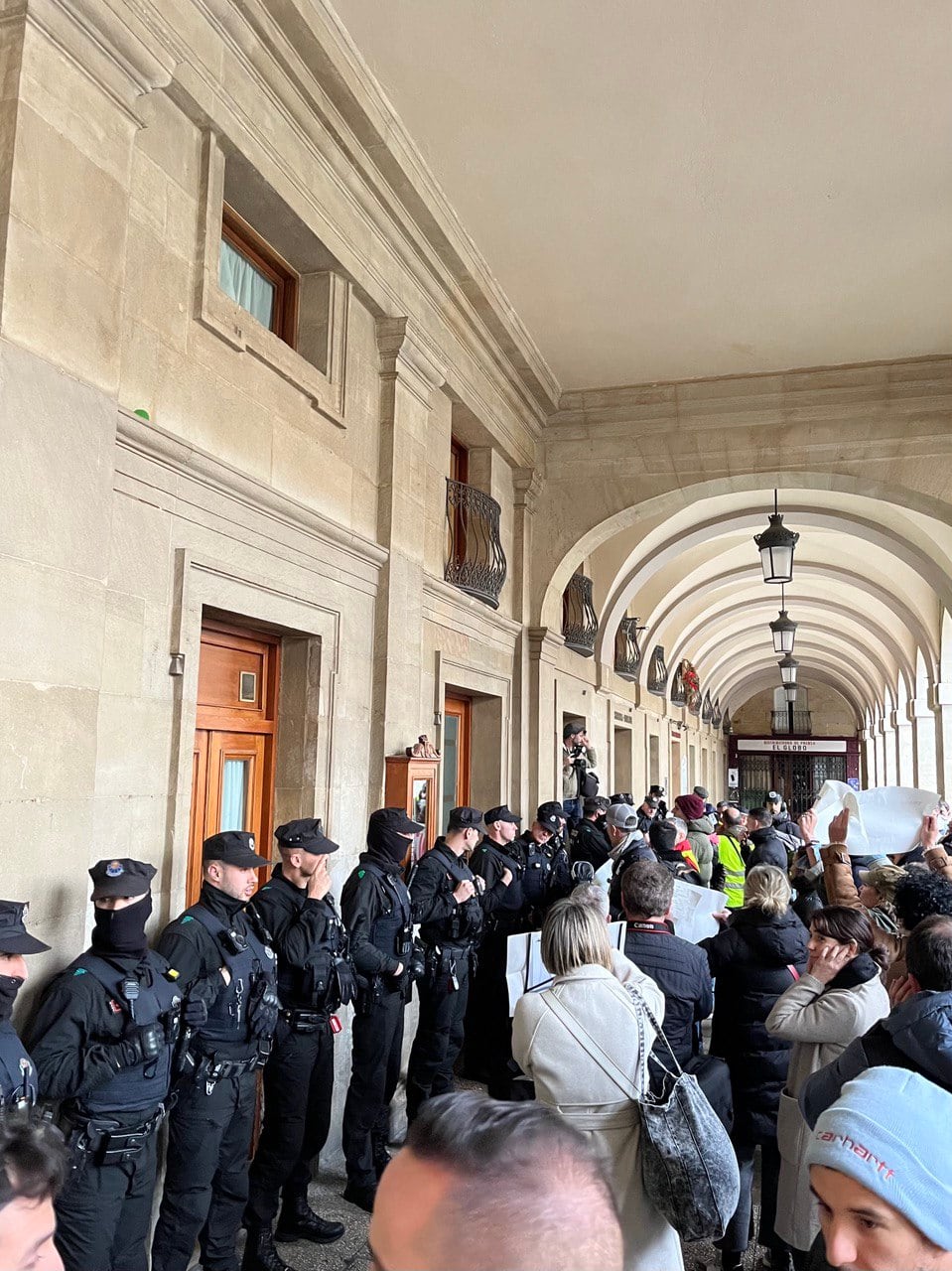 El conflicto de la Policía Local llegó hasta las puertas del Ayuntamiento de Vitoria.