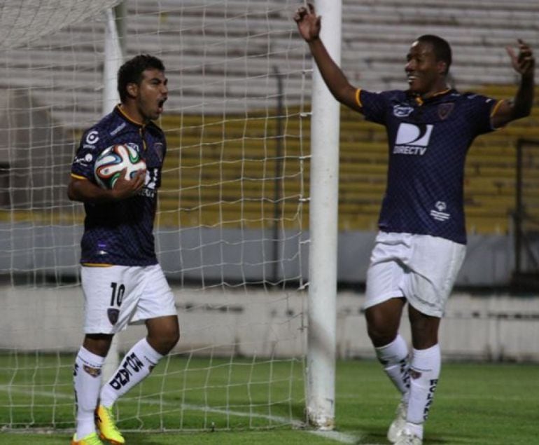 Junior celebra un gol