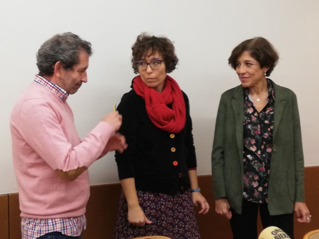 Lucía Miranda, en el centro, junto a la concejala de Cultura, Concepción de Vega y el director del teatro Bergidum, Miguel Ángel Varela