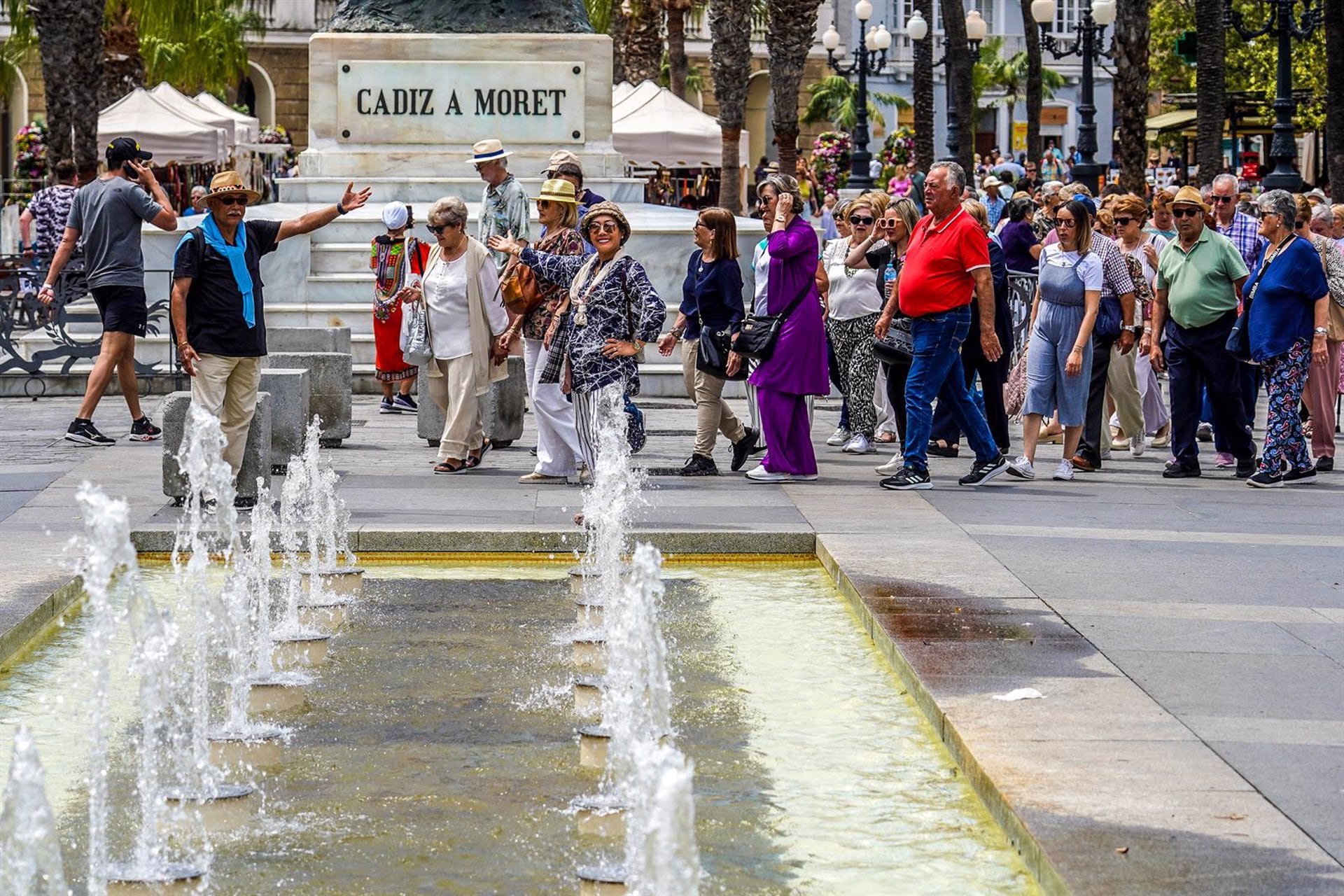 Turistas en la Plaza de San Juan de Dios, Eduardo Briones - Europa Press