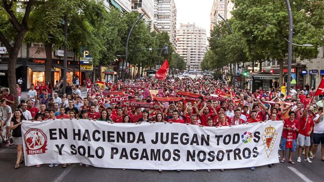 En la jornada del jueves, una gran multitud se dio cita para pedir que el Real Murcia siguiese en LFP