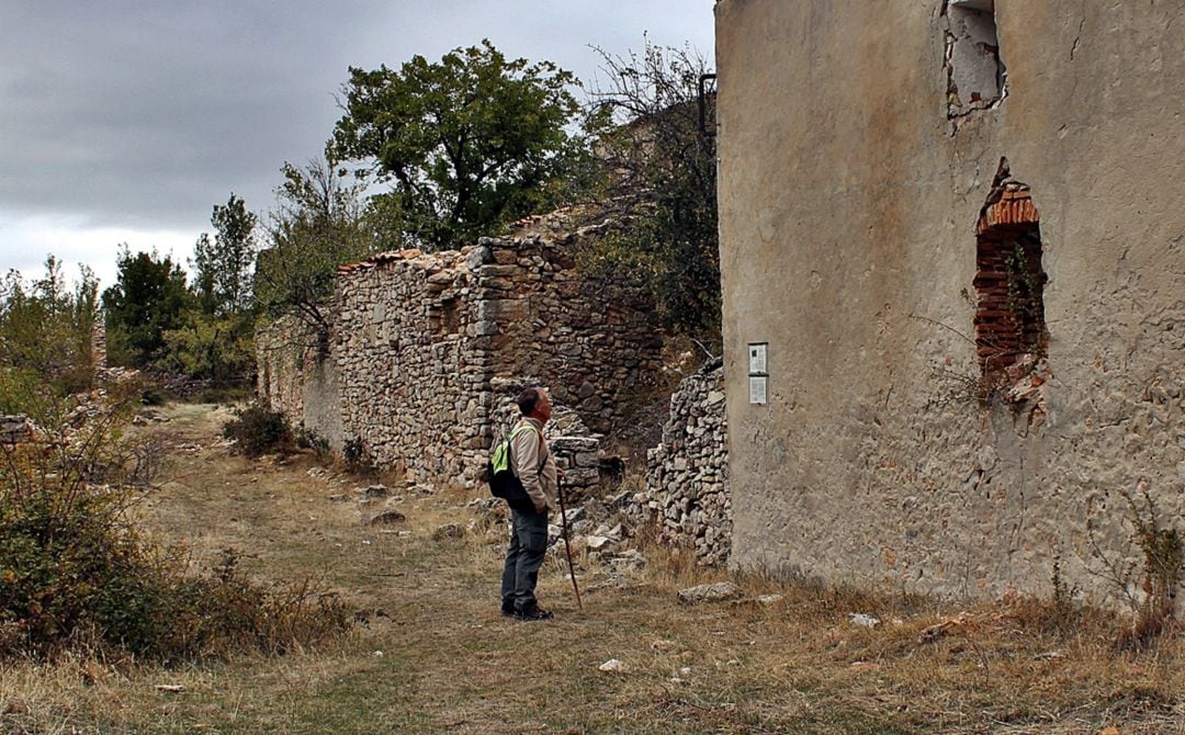 Faustino Calderón en las calles solitarias de Valtablado de Beteta (Cuenca).