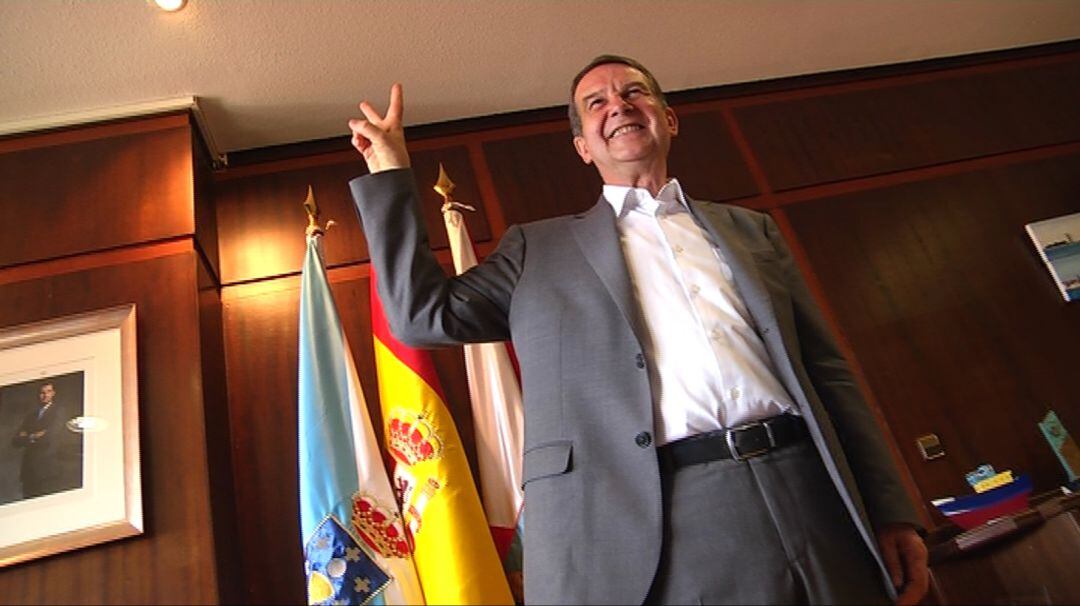 Abel Caballero feliz este lunes en su despacho