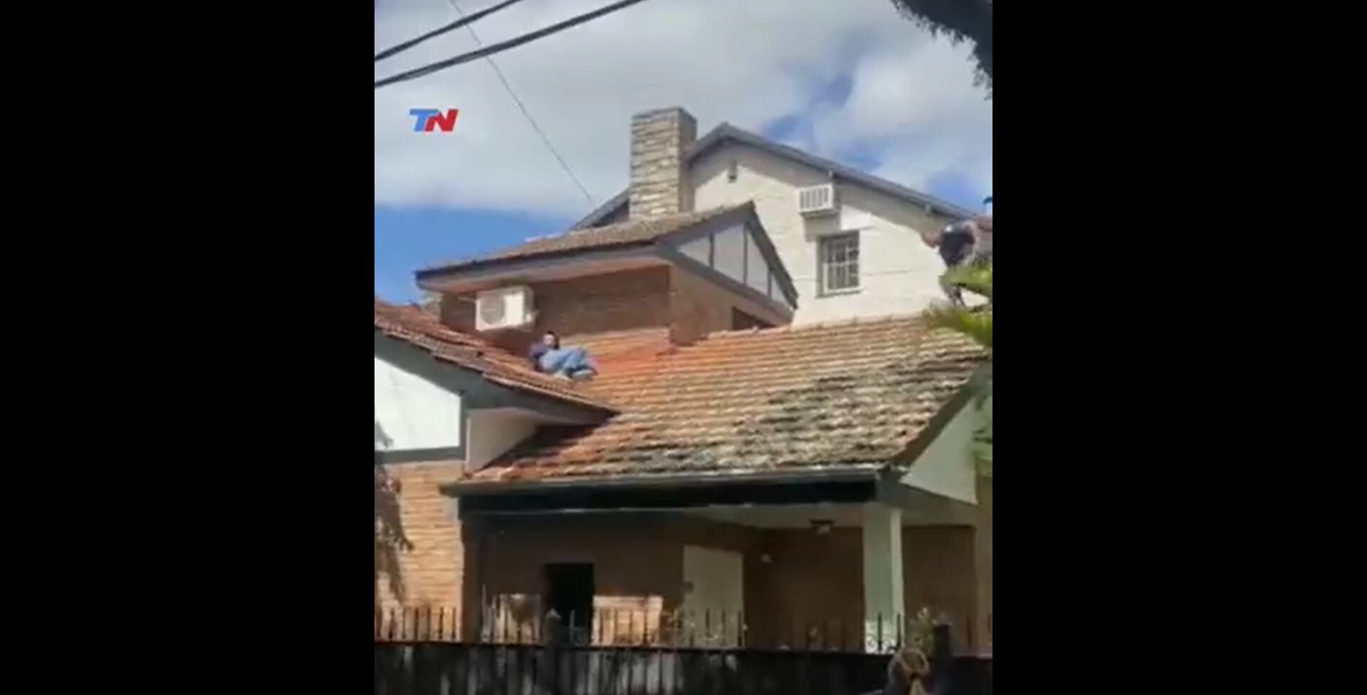 El joven en el tejado.