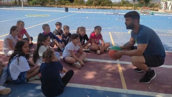 Javi Vigueras con los escolares del C. P. Pintor Sorolla de Elda