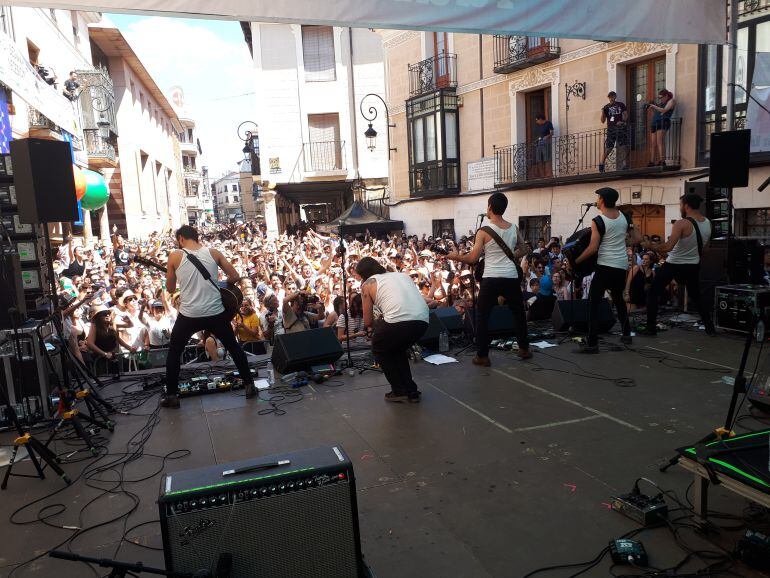 Los burgaleses de La M.O.D.A. sobre el escenario de la Plaza del Trigo.