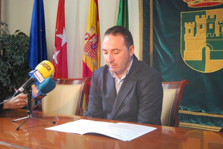 Iván Fernández, alcalde en Serranillos del Valle durante el comunicado de este viernes