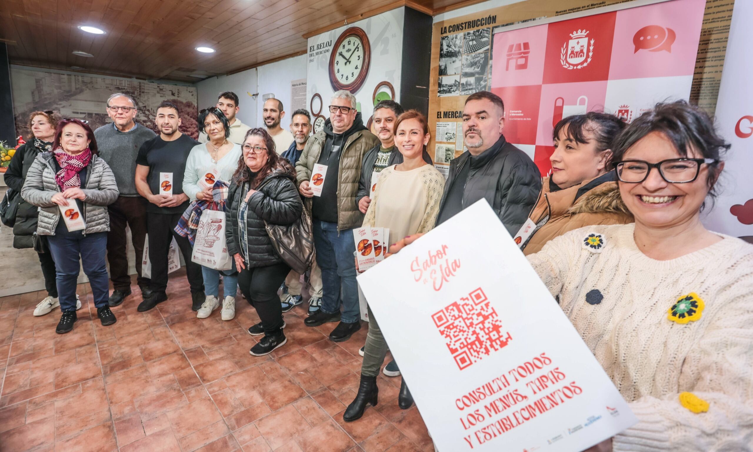 Rosa Vidal, concejala de Turismo de Elda y Silvia Ibáñez, edil de Comercio, junto a hosteleros participantes en estas jornadas