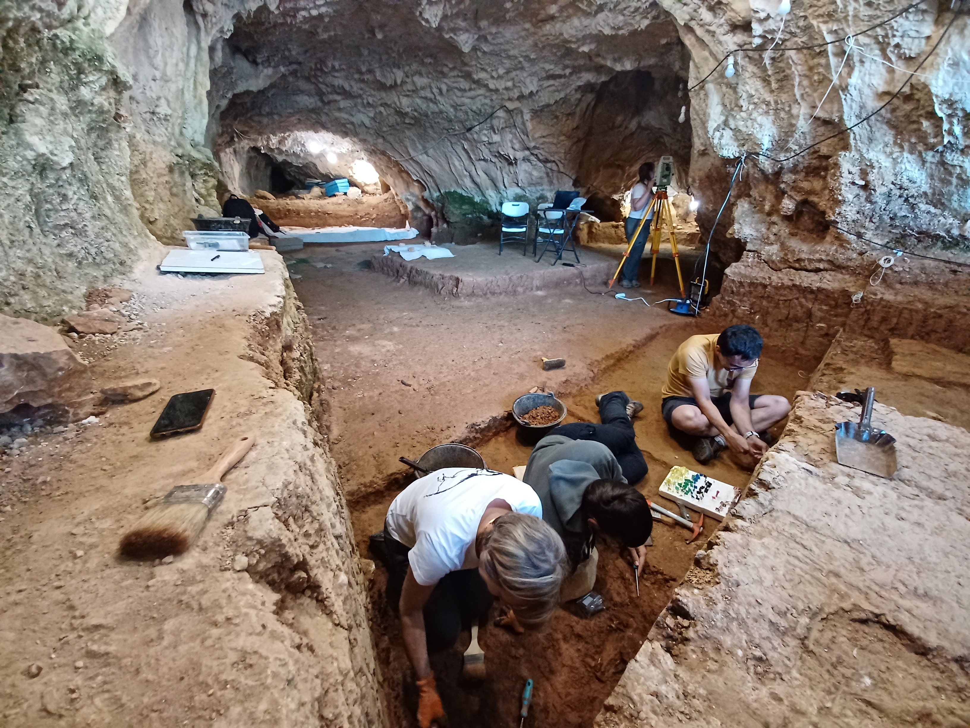 Vista general de la campaña de excavación de este año en el nivel 4 de la cueva de Prado Vargas