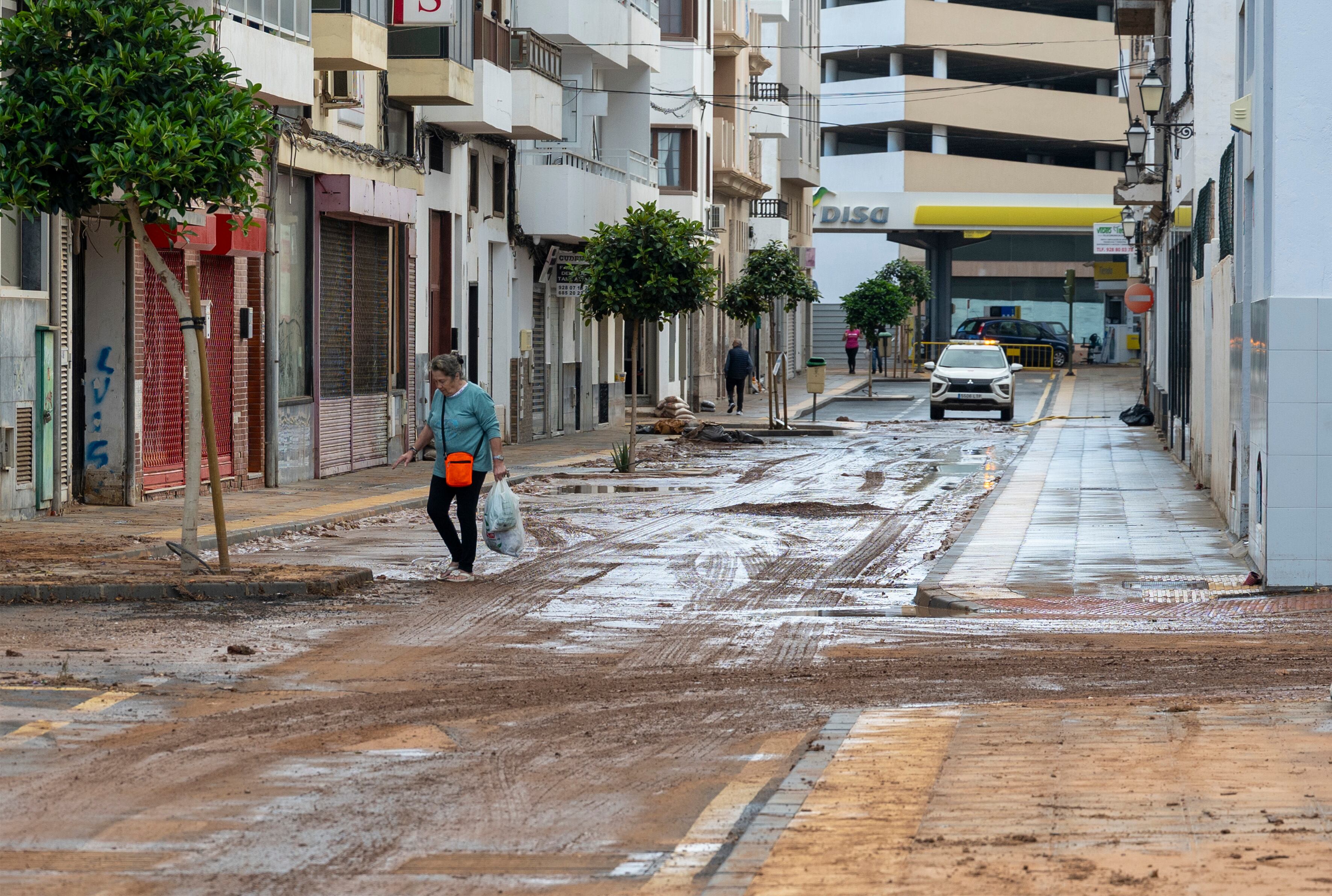 ARRECIFE (LANZAROTE), 13/04/2025.- La Dirección General de Seguridad y Emergencias del Gobierno canario ha dado por finalizada sobre las 07.00 horas de este domingo la emergencia por inundaciones pluviales decretada por primera vez este sábado en Lanzarote, que ha causado 222 incidencias en Arrecife y Costa Teguise. En la imagen, una calle de Arrecife este domingo tras las lluvias. EFE/ Adriel Perdomo
