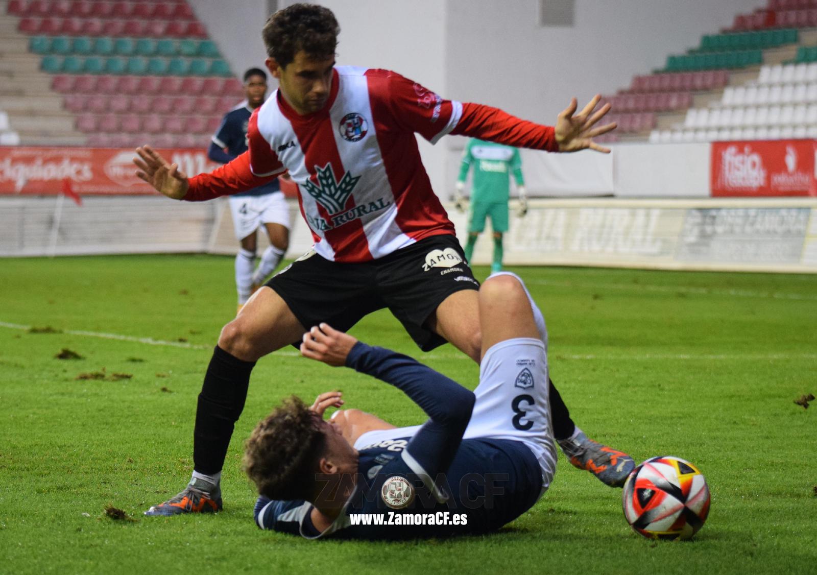 Baldrich pelea por la bola