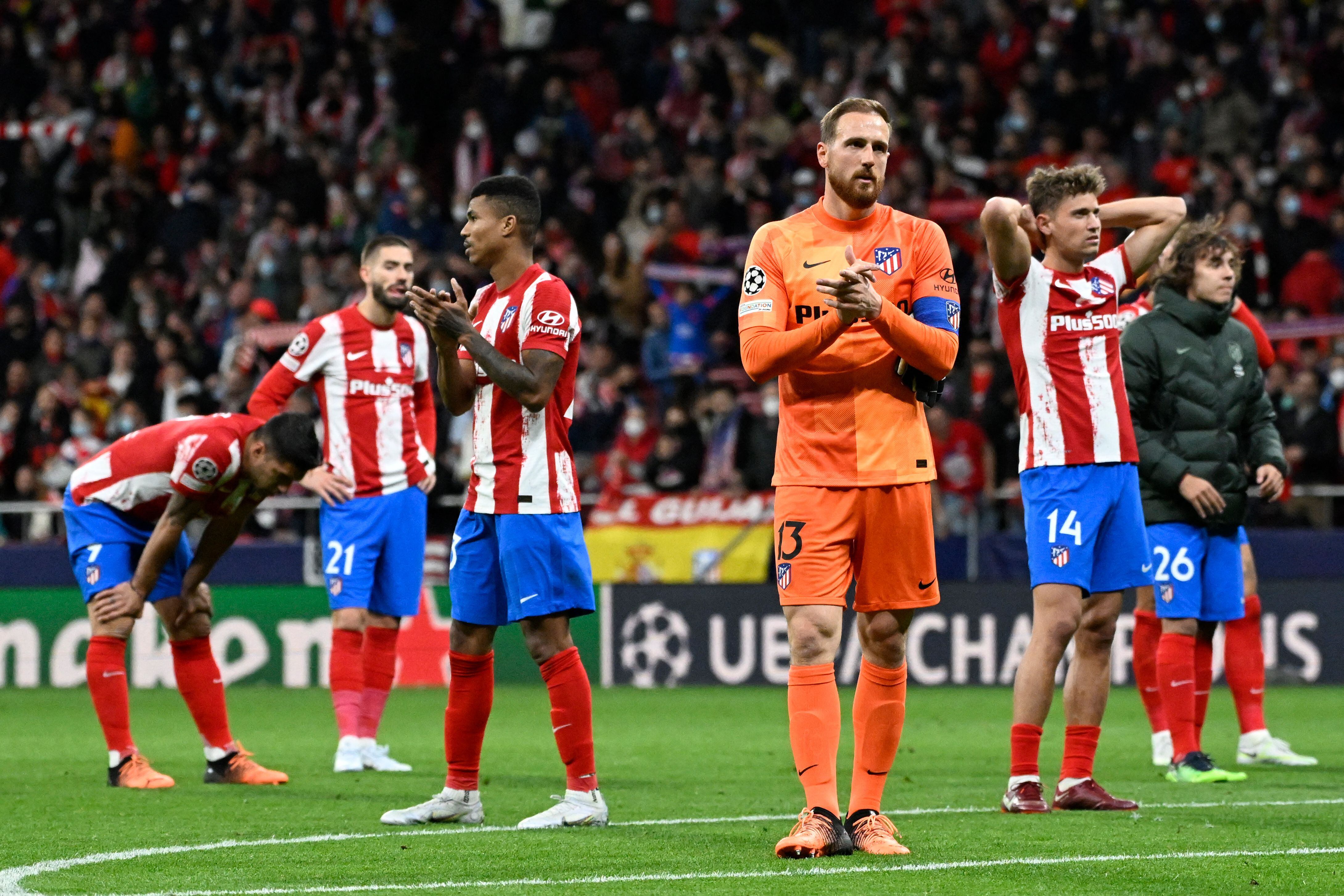 Los jugadores del Atlético de Madrid aplauden a su afición por el apoyo mostrado durante la vuelta de cuartos de Champions