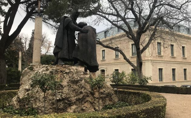 Escultura de la Rendición de Cuenca ante Alfonso VIII, de Miguel Zapata, en el jardín del palacio provincial.