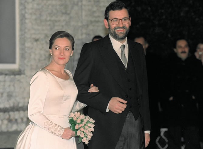 Mariano Rajoy y su esposa, Elvira Fernández Balboa, el día de su boda (1996)